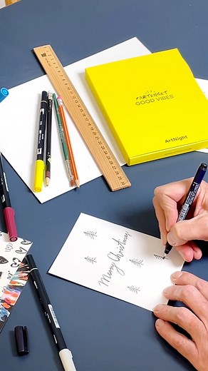 Easy peasy weihnachtliches Handlettering. 🖌️ Verschicke oder verschenke selbstgemachte Weihnachtskarten – handgemacht und von Herzen. Merry Christmas! ✨🎄 Im neuen Postkartenset „Good Vibes“ bekommst du zusätzlich zu den 20 bunten Postkarten, 2 Blanko-Karten zum selbst kreativ werden UND eine Video-Handlettering-Masterclass gratis, 👏 damit du richtig in das Handlettering-Thema eintauchen kannst. Psst: im Moment kannst du 30 % beim Kauf von Gutschein plus Kartenset sparen. 💸 #geschenkideen #ha