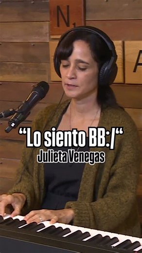Jessie Cervantes on Instagram: "@julietavenegasp canta “Lo siento BB:/“, la colaboración que grabó para Tainy y Bad Bunny. ¿Crees que la canten juntos en la visita de Benito a México? 🎶 #JessieEnExa"