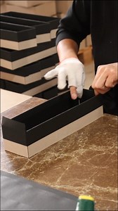 💥Immerse yourself in the craftsmanship of handmade boxes at Jialan Package Factory In today's fiercely competitive packaging market, only continuous learning can cope with market changes. At Jialan Package Factory, we are not proud of the speed of making boxes, but insist on manual and machine production as always. Even repeated actions can bring you the most realistic sensory and usage experience. If you need to change your packaging creation by customizing colors, materials, and processes, pl