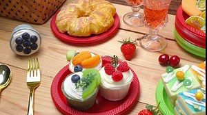 Dandat 500 Pcs Christmas Plastic Plates Disposable Plastic Dessert Salad Plates Red and Green Plastic Dinner Plates Solid Color Disposable Plates, 6.5 Inches for Party, Dinner, BBQ, Travel, and Events