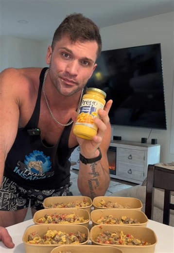 632 calories 66g protein 22g fats 45g carbs makes 7 meals Bulky cheesy beefy burrito pasta This is going into my cookbook Stage 1⬇️ 2.5 lbs 96/4 beef seasoning with ⬇️ 5g salt 4g pepper 6g paprika Stage 2⬇️ Boil 1 box Brandi authentic pasta 12 ounces Stage 3 ⬇️ Half way through your meat being cooked add in 250 G onions then let us go through. Stage 4 high protein sauce ⬇️ 2 cups fair life milk 1 cup 2% low fat cottage cheese 1 cup non fat plain Greek yogurt 60 grated Kraft parmesan 4g salt 4g g