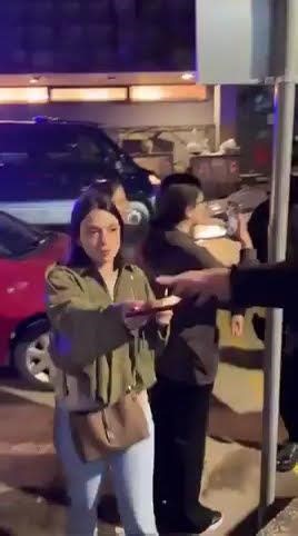 Devojka daje telefon dok je juri policija a čika policajac kaze da tako ne moze