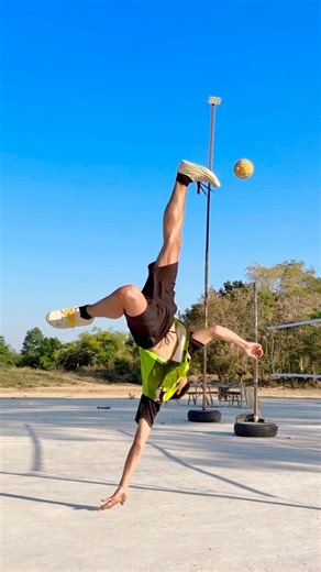 Teaching how to throw a sledgehammer 🤸‍♂️❗️ #LukWaiCity 🇹🇭