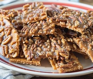 This Pecan Pie Bark is so incredibly good and it just can’t get any easier to make. This is the perfect creative dessert recipe for the holidays. Ingredients : 13 graham crackers 1 cup (2 sticks) unsalted butter 1 cup brown sugar.. Must express something to keep getting my recipes.... Thank you. Recipe in (c.o.m.m.e.n.t ).👇 | Recipe for today