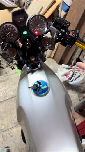 #GSX400E #ザリ #レストア #ギャル##オススメ フライホイールのボルト緩んだ臭い。 規定トルクで締めたのに、 ネジロック材つけたのに、 なぜや 2回目