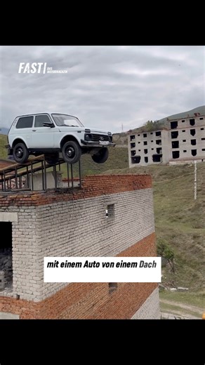 Von Dach zu Dach mit einem Auto! #sprung #auto #versuch | FAST Das Motormagazin