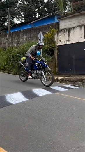 Made 3D paint on the road and pranked people 😅 #facts #shorts