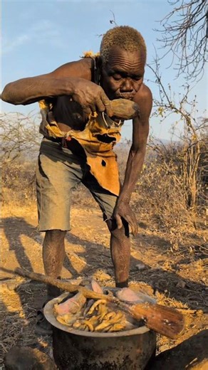 it's Lunchtime middle of nowhere#FoodLover#FoodLover#africa#villagelifestyle#cooking
