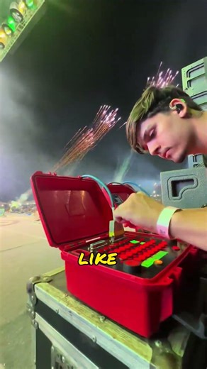 The fireworks controlled by this guy are so shocki