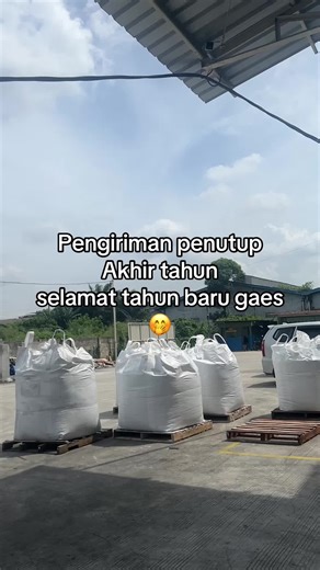 Kami tahun baruan di pabrik😄😄😄