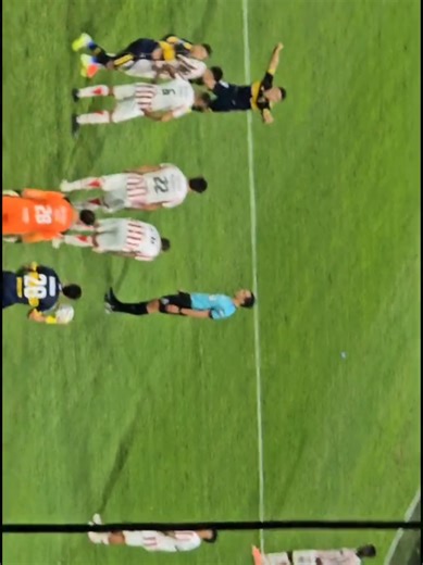 El var haciendo justicia!! 🫡 #boca #labombonera #bocajuniorsoficial💛💙 #futbol #la12