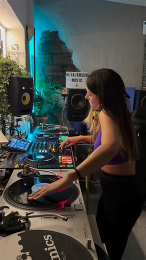 Que podía haber repetido la mezcla para que saliese perfecta? Sí, claro! Pero no😌 Soy partidaria de jugar con la autenticidad, con las cosas de la vida orgánicas y con lo que sucede realmente aunque no sea perfecto. Al final me importa estar conectada conmigo misma, disfrutar del momento y que me dé igual si estoy grabando o no, simplemente que lo comparto con vosotros y en un directo o en una sala, esto sucedería igual. Pues dejo la apariencia a un lado y muestro lo que hay de verdad en la pri