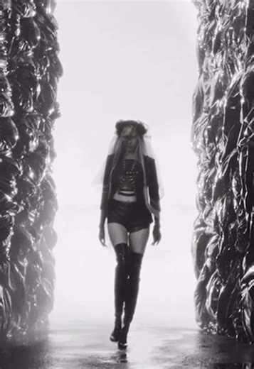 The model and the sword athlete in the hooligan mv are: -Soo Joo Park: a world-renowned South Korean-American supermodel, she was the FIRST asian global spokesperson for the brand l'Oreal. -Sohyun: Korean sword dancer (geommu) and instructor. She won first place at the 2017 Olympia World Martial Arts competition. #bangtan #fyp