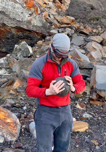 Discovering Jurassic Fossils and Crystals on a Remote Beach