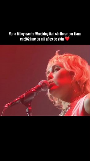 Miley en pleno 2021 cantando Wrecking Ball con su voz desgarrada y su estilo Rockera hace que agradezca estar vivo#smiler #mileycyrus #viral #fypage