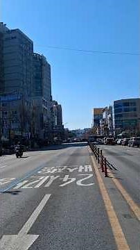 온갖 샆으로 활기 넘치는 동묘역 앞 교차로 풍경