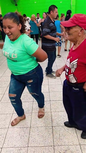 le diana oportunidad al señor de bailar #viral #dance #baile #music #elsalvador #plazalibertad