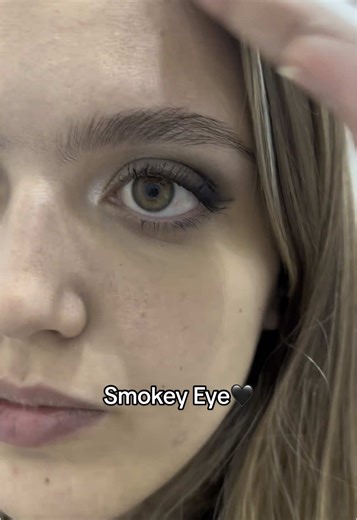 Cómo maquillar los ojos con sombras oscuras