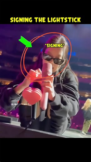 Jennie signed a fan lightstick 😱#blackpink #블랙핑크 #jennie #김제니 #shorts