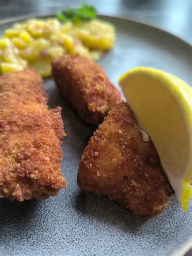 🇩🇪🧑‍🍳🐟🐬🦈🍽️🍷 heute gibt es bei uns selbstgemachte Fischstäbchen! Macht es frisch,macht es einfach! #Fischstäbchen #Seelachs #seelachsfilet #friteuse #heißluftfritteuse