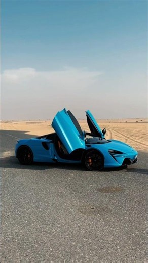 Ready for the ultimate supercar tour in Dubai? 🏎️☀️Hop in a McLaren and experience the thrill!