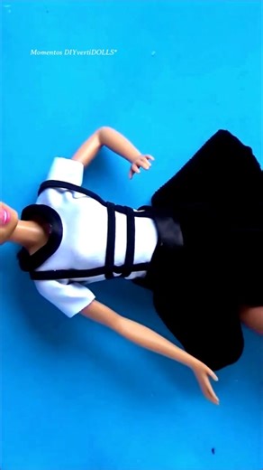 Facilisimo! ROPA para BARBIE!! 🙌✂️👗👕 Copiando OUTFIT de Tumblr: Sin COSER! ropita estilo coreano, falda con tirantes y blusa, colegial | Momentos DIYvertiDolls
