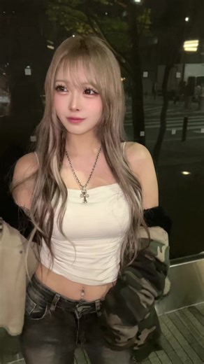 カラオケで昭和曲を歌うギャルの魅力