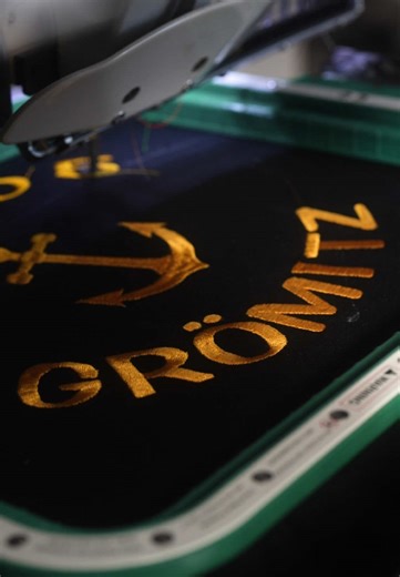 ⚓️🌞Wir haben mit Sonia zusammengearbeitet, um wunderschöne Gromitz-Pullover mit Stickereien zu gestalten. Auf der Vorderseite ist ein Anker mit den Koordinaten von Grömitz abgebildet, und auf der Rückseite prangt die symbolische Gromitz-Sonne. Diese Kombination aus maritimen Elementen und präziser Stickarbeit macht die Pullover zu etwas ganz Besonderem. Sie sind nicht nur ein praktisches Kleidungsstück, sondern auch ein tolles Souvenir für alle, die Grömitz lieben. Vielen Dank für die großartig