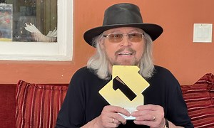 Barry Gibb Scores First Solo UK No.1 Album With All-Star 'Greenfields'