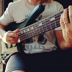 30K views · 1.8K reactions | He’s got that double thumb on lock  ✊落⠀ •⠀ •⠀ •⠀ #Repost @fernando.petry.bass⠀ ---⠀ Instrumento espetacular  #guitarrasebaixosz | Daric's Bass Lessons | Facebook