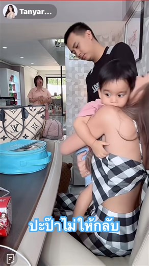Daddy won't let me go home. #ThanyaRSiam #NongCarlo #ThanyaAlo #Alo #family