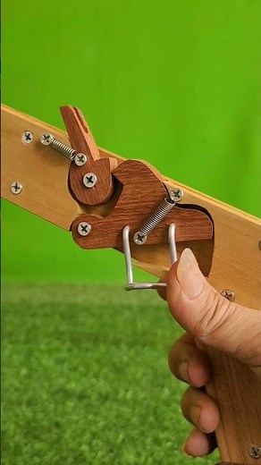 Handmade a simple trigger mechanism wooden slingshot#woodscraft #woodworking #woodwork #carpentry