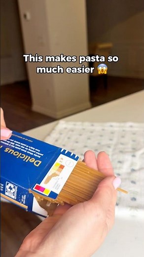 This makes breaking spaghetti so easy 🍝 #pastahack #lifehack #shorts