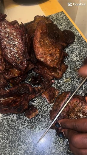 🔥 AFRICAN BEEF SUYA Spicy, smoky, melt-in-your-mouth goodness! 🤤✨ Perfect for parties, birthdays, weddings or a late-night craving — we grill it fresh, we serve it hot! 🔥 If you love real African flavour, say SUYA!👇 #foodlover #beefsuya #uktiktok🇬🇧uk #tiktoknigerian🇳🇬 #camerountiktok🇨🇲