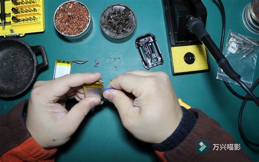 更换GOPRO HERO 3遥控器电池