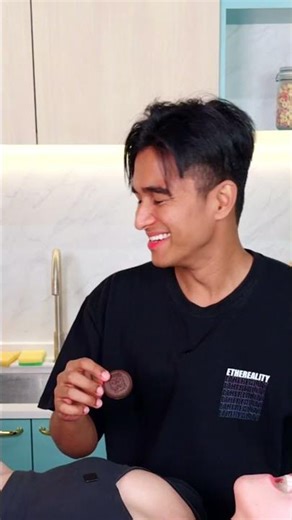(BLOOPERS) Friend vs Best Friends EATING OREO