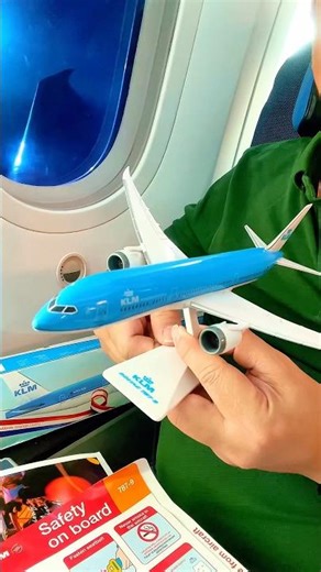UNBOXING | KLM 787 Model Plane Inside a KLM 787 Plane #klm #plane #airlines #aircraft #flight #fyp