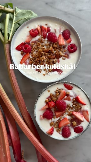 Julie Bruun on Instagram: "Så fik vi den første klar til jer 😎🍓 En sommerlig rabarberkoldskål med crunch 🤝🏻 1: Lav en rabarberkompot (1 stang vanilje, 4 spsk. sukker, 400 g rabarber) lad det hele simre i en gryde 10-12 min og lad kompotten køle af inden servering. 2: Lav din crumble: 80 g mandler 30 g kokosmel 100 g havregryn 100 g honning 50 g smør Lidt salt Smør og honning smeltes på en varm pande og tilsæt de andre ingredienser bagefter. Rør rundt i 2-3 min. Herefter placere du din crumbl