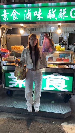 開箱素鹽酥雞😂😂 #夫妻 #日常 #photooftheday #搞笑 | Ruby Lin