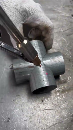 Four-way welding of galvanized steel pipes, automatic wire feeding and forming by pulling handheld