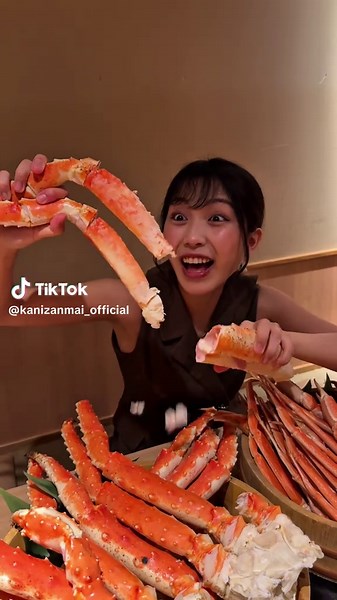 驚きの大きさ！蟹食べ放題のかにざんまい
