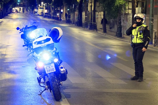 Εντατικοί έλεγχοι της Τροχαίας: 16 συλλήψεις για παράνομη παροχή στάθμευσης - Δείτε βίντεο και φωτογραφίες - ertnews.gr