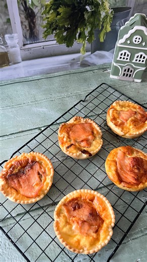 Quiches Saumon poireau Voici une nouvelle recette dans mon moule chouchou ! Quand je vous dis que c’est un basique à avoir dans vos placards. J’ai utilisé le moule 6 grands ronds de chez @guydemarle 5€ de réduction pour ta première commande en m’écrivant en MP ou en écrivant mon code SHARON dans l’onglet de parrainage quand tu créais ton compte. Nom de conseillère : Sharon Allain ⚠️ il faut que tu me mettes bien comme conseillère pour recevoir tes ebooks ! Ingrédients : * 2 poireaux * 50g de gru