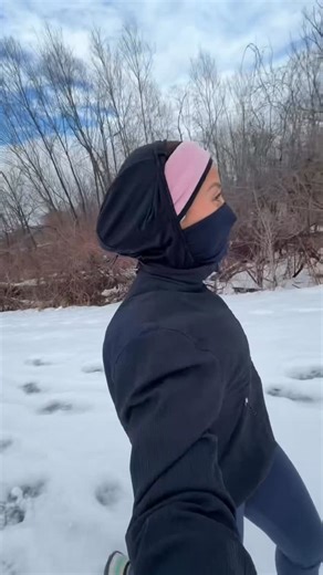 Juanita on Instagram: "Helloooo ❄️🏃‍♀️ I hope you all had wonderful holidays & didn’t get SICK like me 😆. We woke up feeling somewhat alive today so that called for a short run, light full body and some walking to get my steps in! So glad (but so sad) I brought my traction chains out, the snow is fun to look at from afar ❄️ my feet were soaked but it’s ok! Happy Monday, we’re almost to 2026!!! How are we feeling about it?? - - Outfit deets: @on Leggings, zip up, windbreaker & cloudmonster shoe