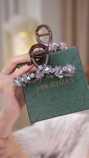 กิ๊บหนีบผมเพชร PASIER “Sparkle Shard” ชุดกิ๊บสไตล์หวานผู้หญิง รุ่นใหม่ปี 2026 (มีให้เลือก 2 ขนาด: 8 ซม. และ 11 ซม.) กิ๊บติดผมแวววาวสำหรับผู้หญิง อุปกรณ์เสริมผมสำหรับทรงหางม้า กล่องของขวัญคริสต์มาส/ปีใหม่ รุ่น NN088
