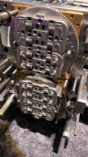 🎥 Discover the revolution of ROTATIONAL MOLDING MULTI-CAVITY! Have you ever imagined how lightweight, durable, and hollow-shaped objects like kayaks, containers, or outdoor seats are produced? The answer lies in rotational molding technology , an innovative process where the mold rotates and heats up to create high-quality and precise parts . With multi-cavity molds , multiple pieces can be produced at the same time, increasing productivity and reducing costs! ✅ Production efficiency ✅ Consiste