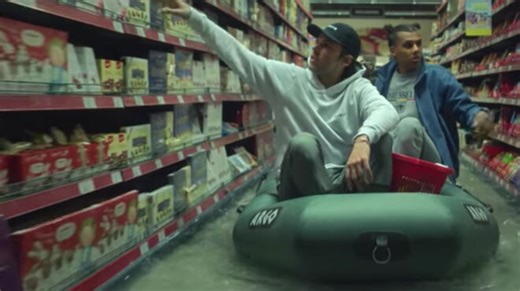 Le clip de la semaine : OrelSan et Stromae dansent sous "La Pluie" (VIDEO) - Télé 2 Semaines