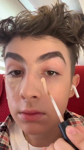 Doing My Makeup On The Train 😌💅🏽 So brave for this one 😭 doing my makeup on the train — Lord, let this go viral 🙏💄✨ | Lewys Moments