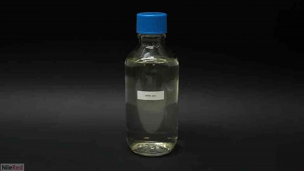 Making fuming nitric acid