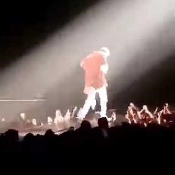 OMG :: Justin Bieber falling off the stage (A massive thud) | Justin Bieber cai durante show (OMG)
